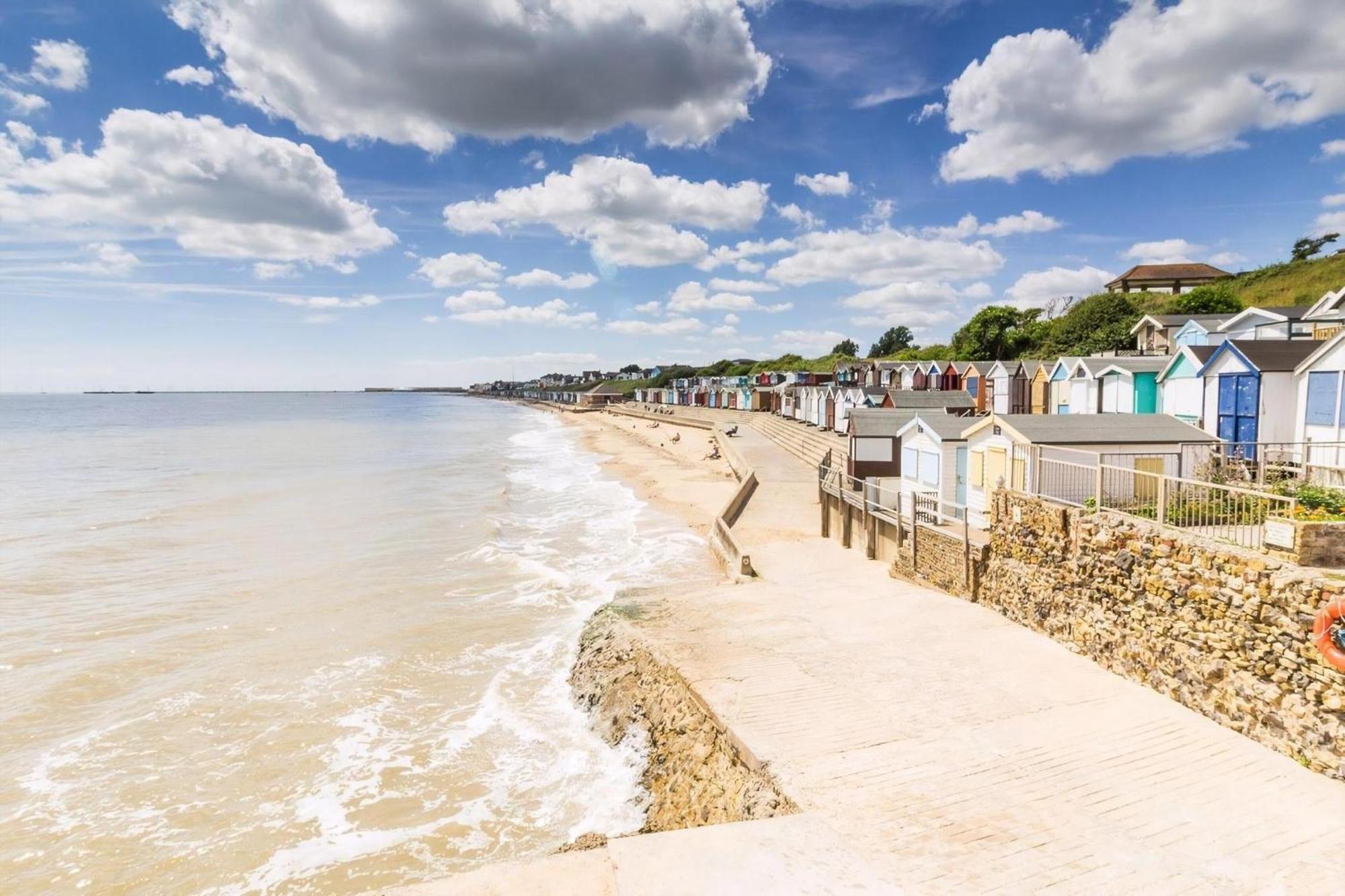 Superb Caravan With Decking And Free Wifi At Naze Marine Park Ref 17236C Уолтон-он-Наз Экстерьер фото